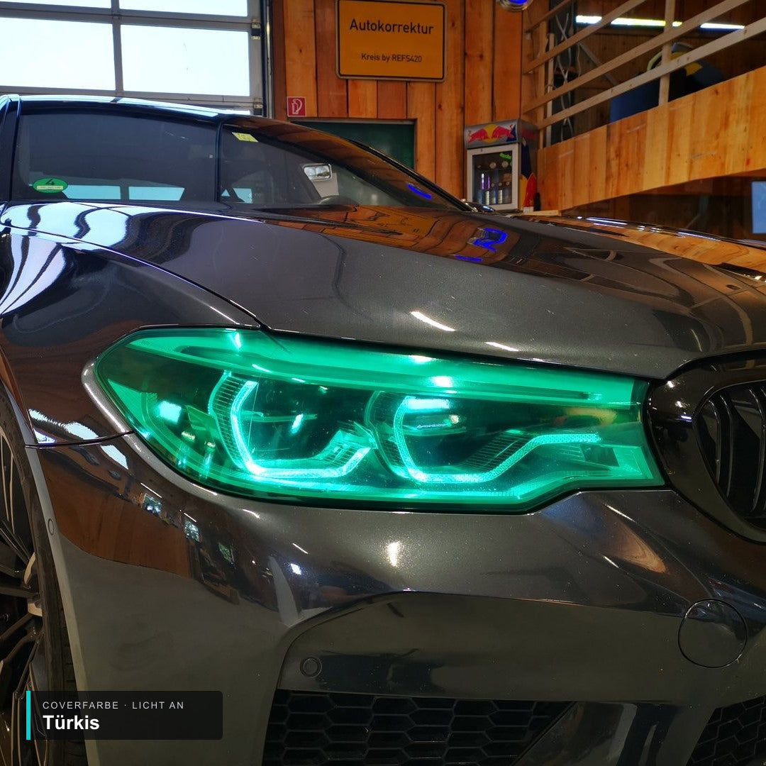 Scheinwerfercover passend für BMW M5 F90 / G30 – Türkis, Licht an (Detail)