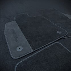 Sí – con Alcantara® original en el lateral